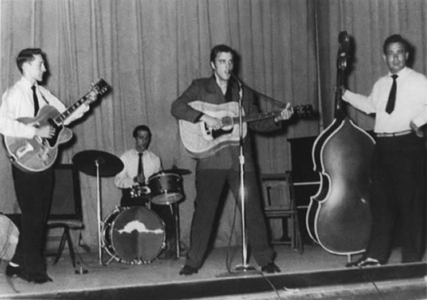 Scotty Moore, D.J. Fontana, Elvis Presley, Bill Black : The first Rock 'N' Roll Band. 